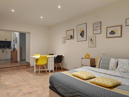 Cabanon provençal in Rochefort-Du-Gard, France