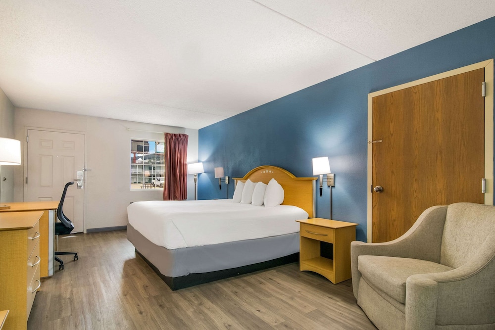 Econo Lodge Branson Theater District - photo 15