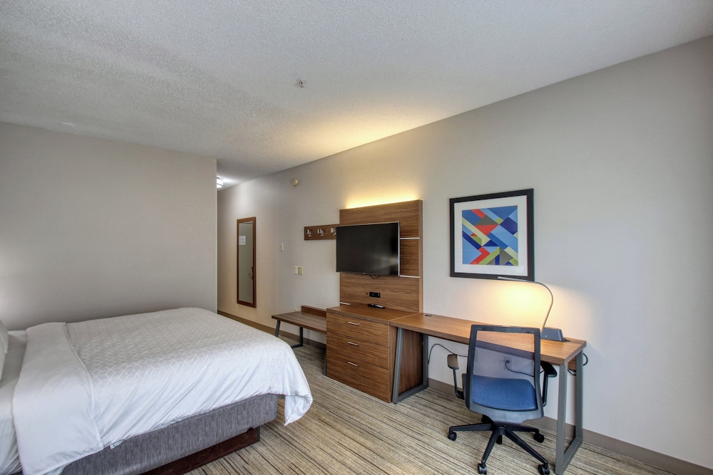 Holiday Inn Express Hotel & Suites Oshkosh by IHG - photo 41