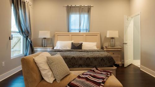 Luxury King Bed Room Private Entry and Bathroom — 4-Star Luxury Hotel in Lithonia, United States