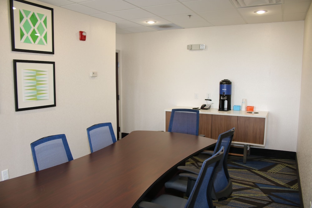 Holiday Inn Express & Suites Douglas by IHG - photo 42