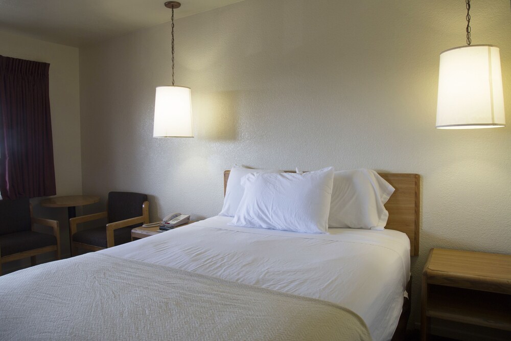 E Z 8 Motel South Bay - photo 9