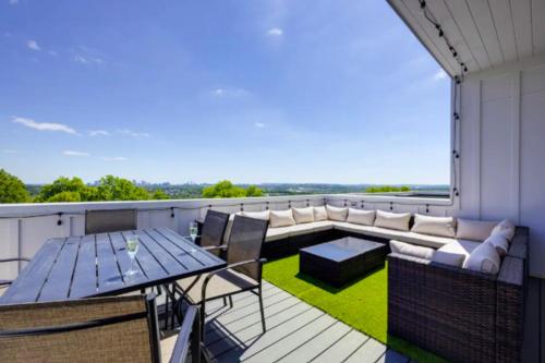 Luxury four story Home with Rooftop views 10min to Downtown Sleeps 12 — 4-Star Luxury Hotel in Nashville, United States