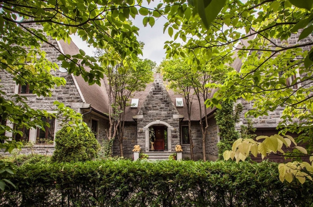 Chateau Olivier — 4-Star Luxury Hotel in Montreal, Canada