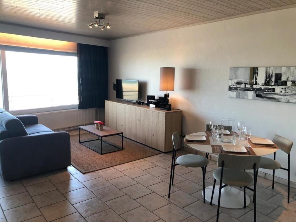 Oostende Beachfront C3 SEAVIEW cosy studio 4 personen met frontaal zeezicht type Milano direct aan het strand in Ostend, Belgium