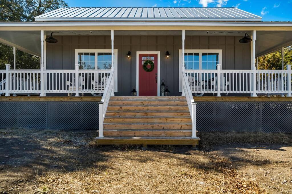 French Kiss Cottage Hot Tub Pet Friendly — 4-Star Luxury Hotel in Stonewall, United States