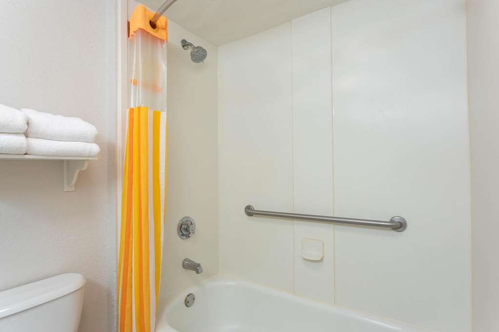 La Quinta Inn & Suites by Wyndham Jacksonville Butler Blvd - photo 21