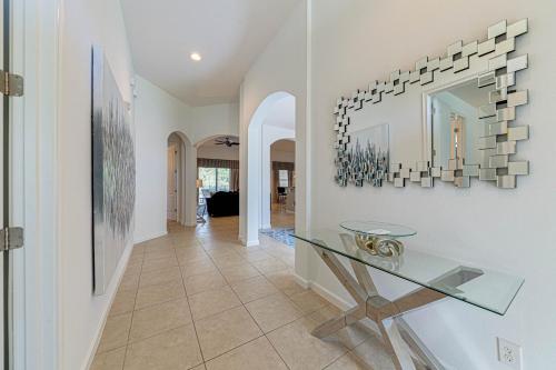 #350 Stunning Villa with Modern Decor West Facing Pool Overlooking Private Conservation Land — 4-Star Luxury Hotel in Davenport, United States
