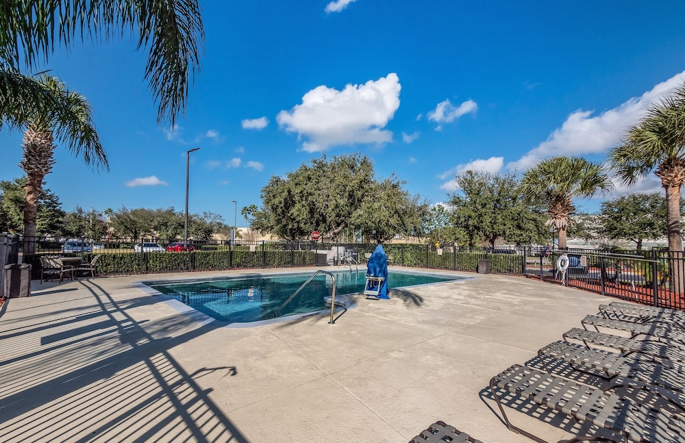 HomeTowne Studios by Red Roof Orlando South - photo 23
