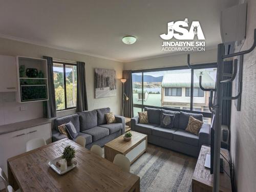 Alpine Mountain View 40 Apartment Complex with pool — 4-Star Luxury Hotel in Jindabyne, Australia
