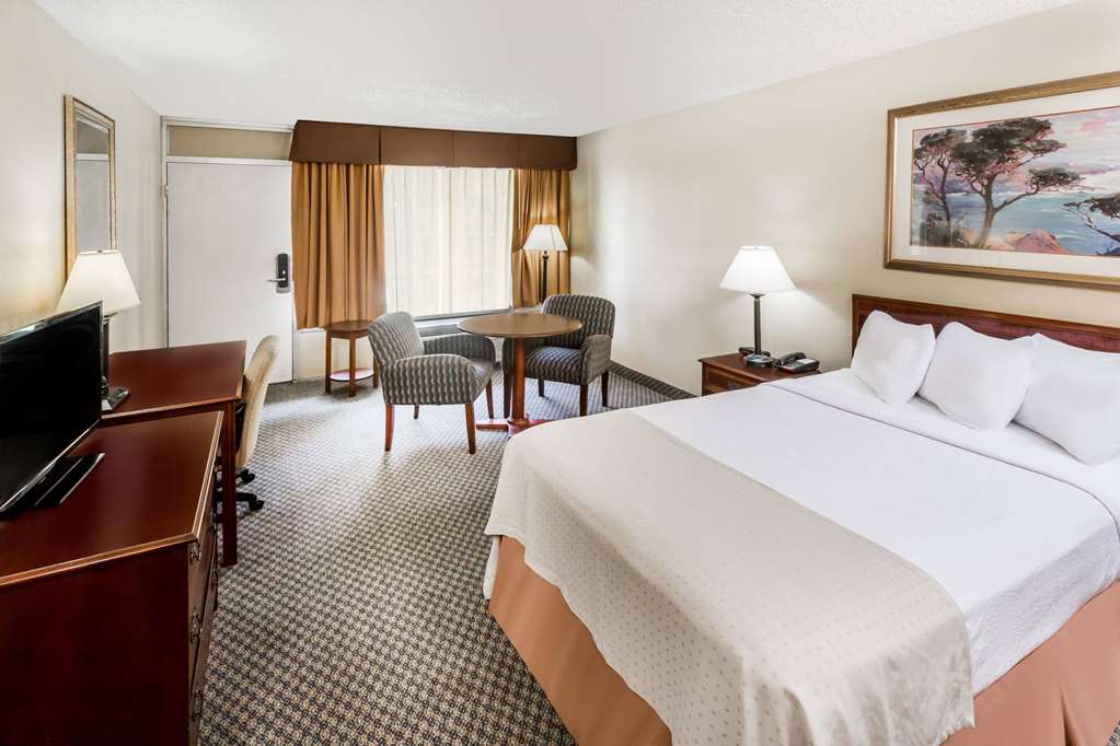 Days Inn & Suites by Wyndham Jennings - photo 13