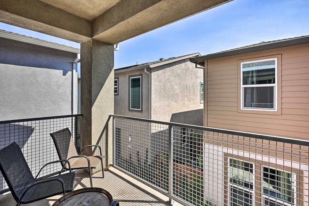 Pet Friendly Elk Grove Retreat with Balcony — 4-Star Luxury Hotel in Elk Grove, United States