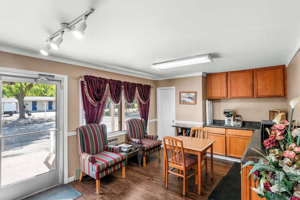 Americas Best Value Inn Jonesville Hillsdale - photo 2