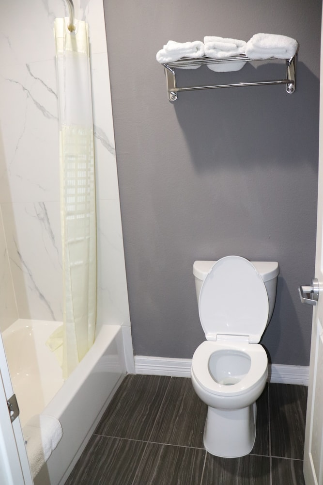Atlantis Inn and Suites - photo 22