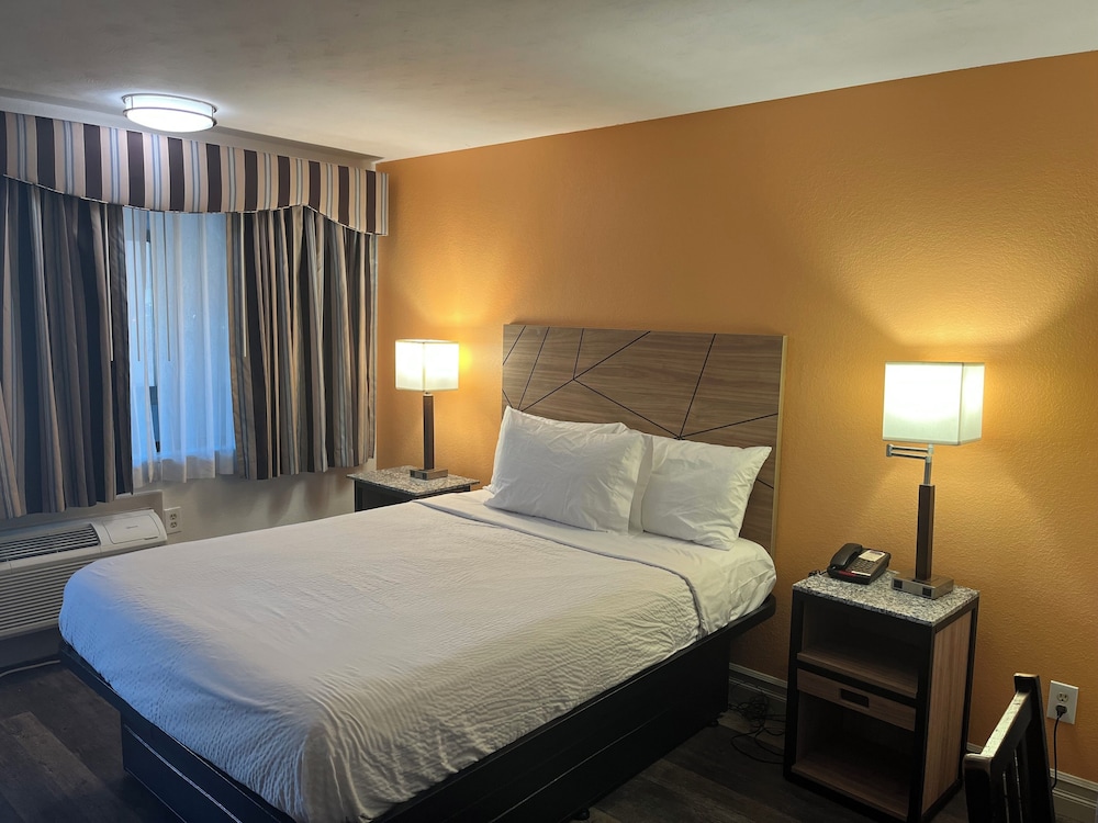 Econo Lodge Malden - photo 9