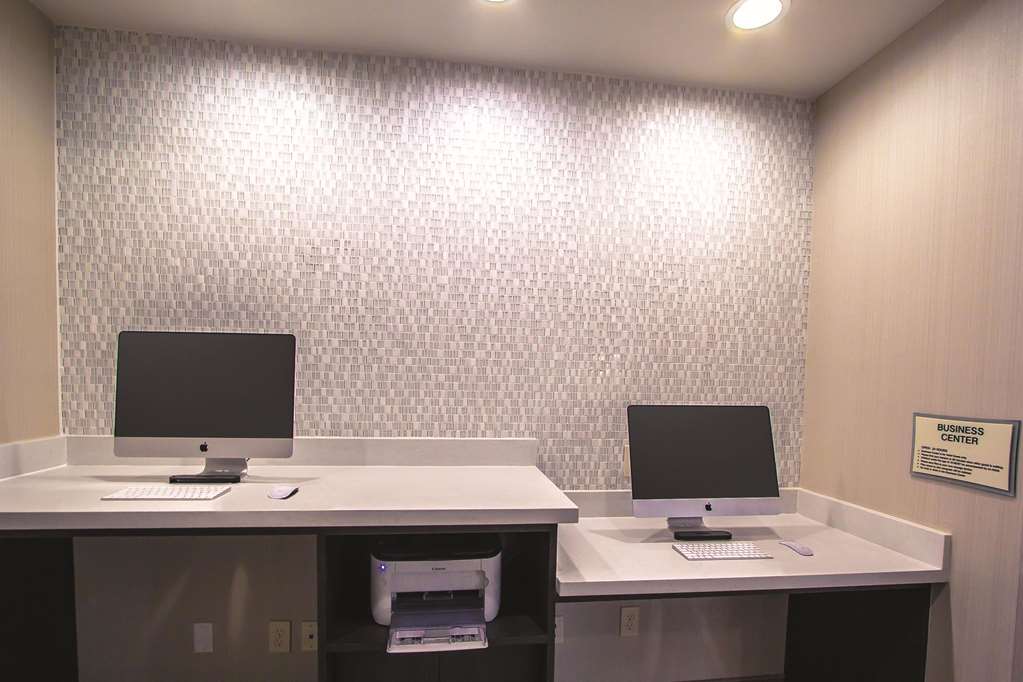 La Quinta Inn & Suites by Wyndham Pampa - photo 78