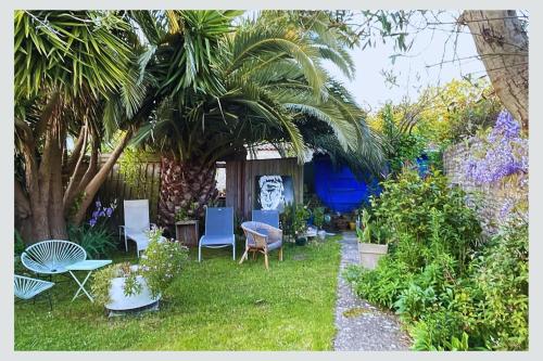 Cap sur La Flotte Maisons centre ville Jardin mélange art fleurs in La Flotte, France