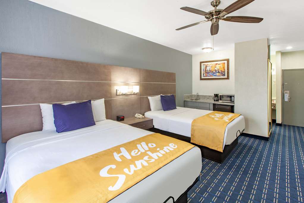 Days Inn & Suites by Wyndham Webster NASA ClearLake Houston - photo 17