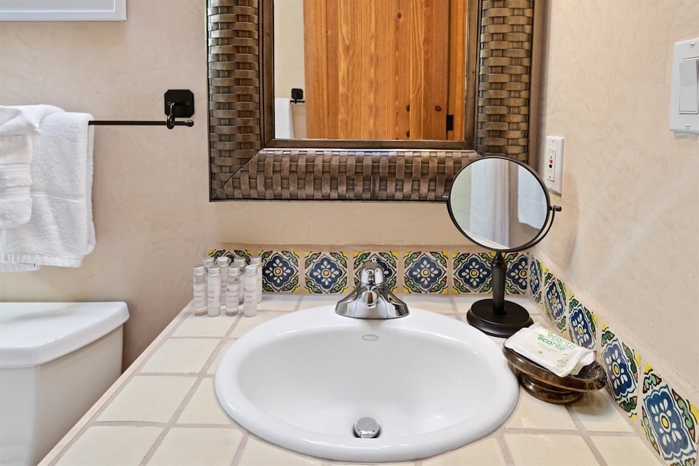 Kiva Stunning & Lovely With Kiva Fireplace Walk to the Plaza and the Railyard - photo 23