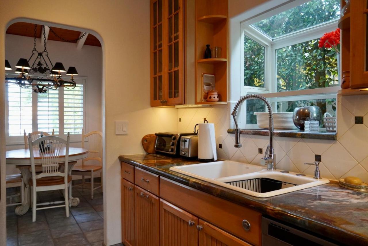 Cozy Family Hideaway Sleeps 8 4 Tv's Yard Shops — hotel in Simi Valley