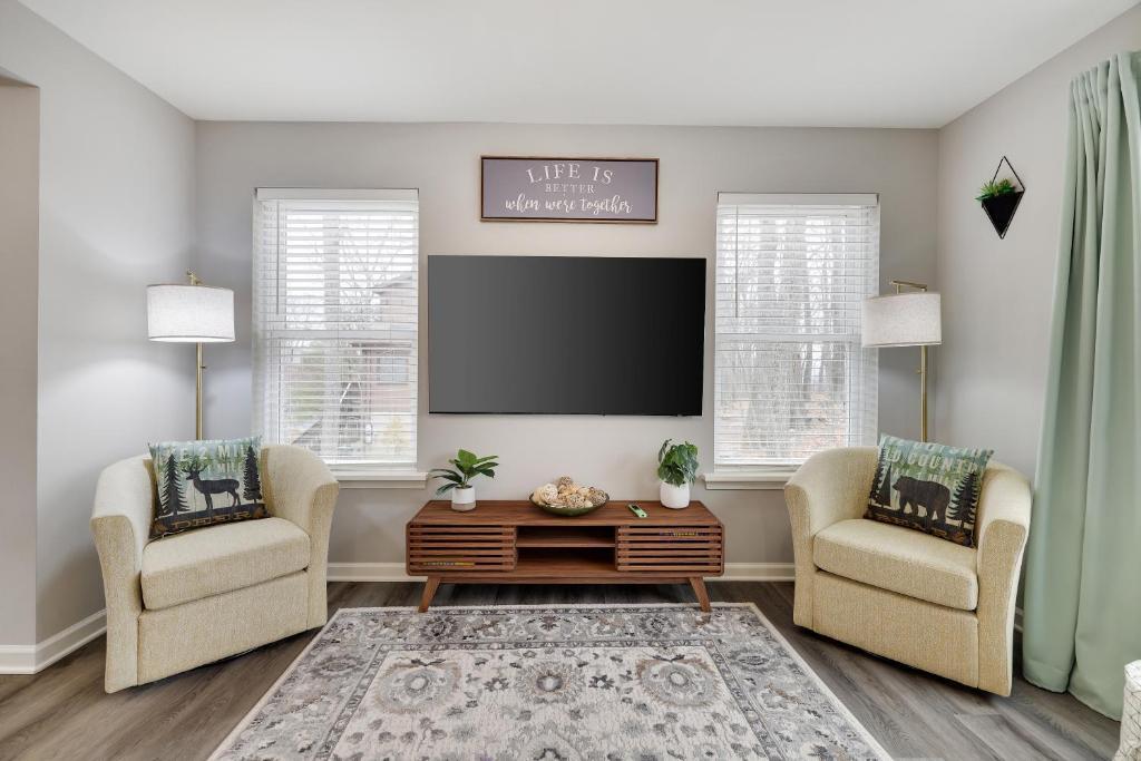 Modern 5BR Kid Friendly Home In Poconos with Pool Table — 4-Star Luxury Hotel in East Stroudsburg, United States