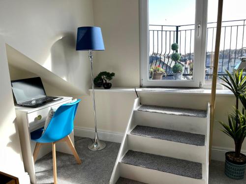 Superb Scarborough Penthouse with Balcony lift parking views