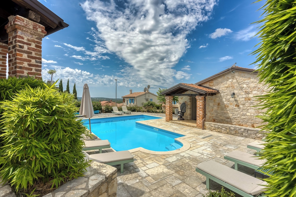 Villa Amyra With Pool — 4-Star Luxury Hotel in Sveti Lovrec Pazenaticki, Croatia