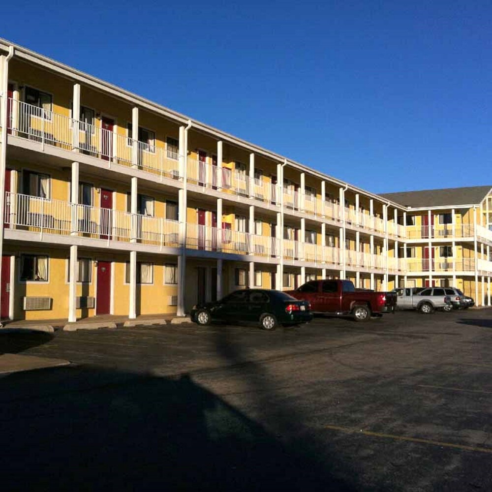 Oaktree Inn and Suites - photo 17