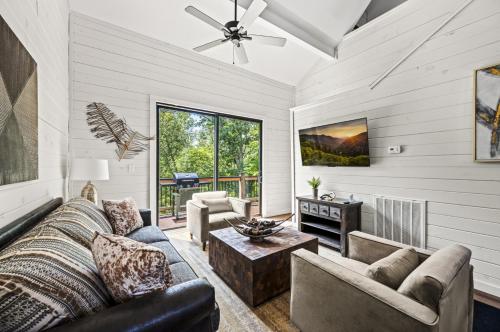 Pine Ridge Retreat w Hot Tub Grill Games More in Dandridge, United States