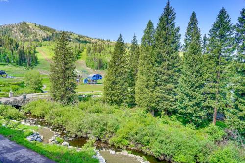 Ski InandSki Out Solitude Condo with Rooftop Hot Tub — 4-Star Luxury Hotel in Salt Lake City, United States