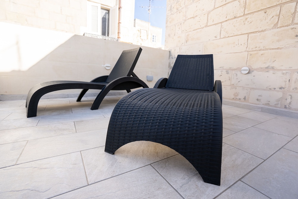 Exquisite 3 bedroom Duplex Penthouse with Jacuzzi in Valletta Centre — 4-Star Luxury Hotel in Valletta, Malta