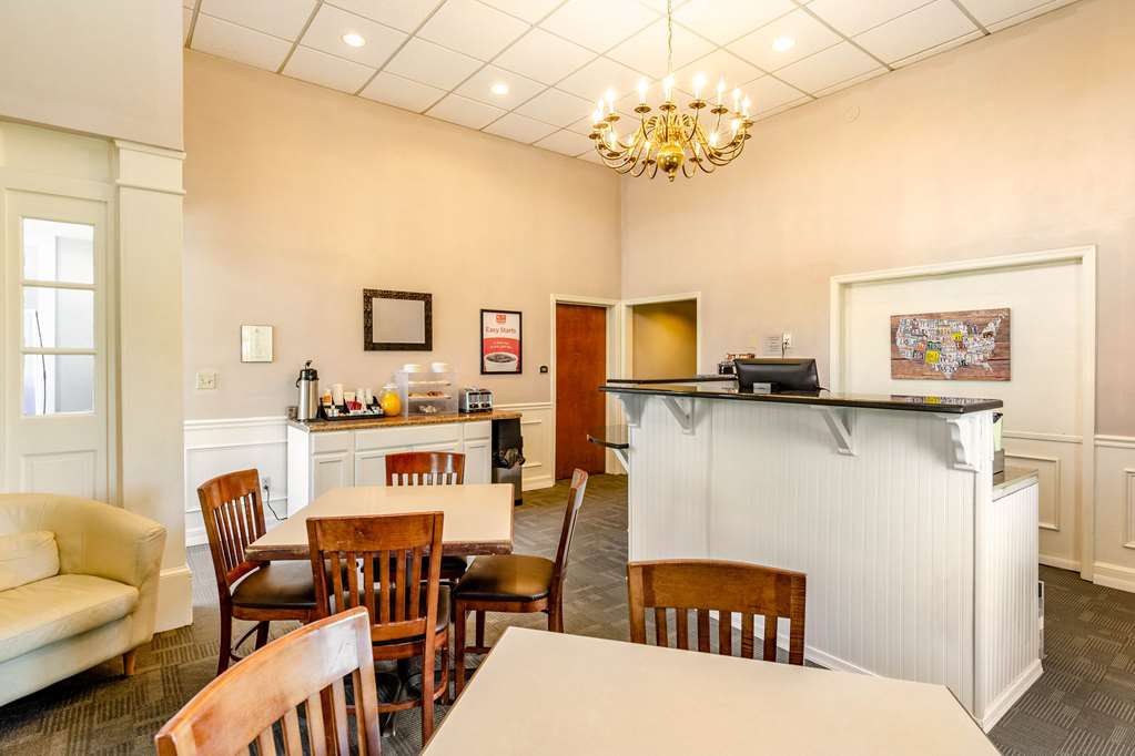 Econo Lodge Inn & Suites Radford Blacksburg Area - photo 5