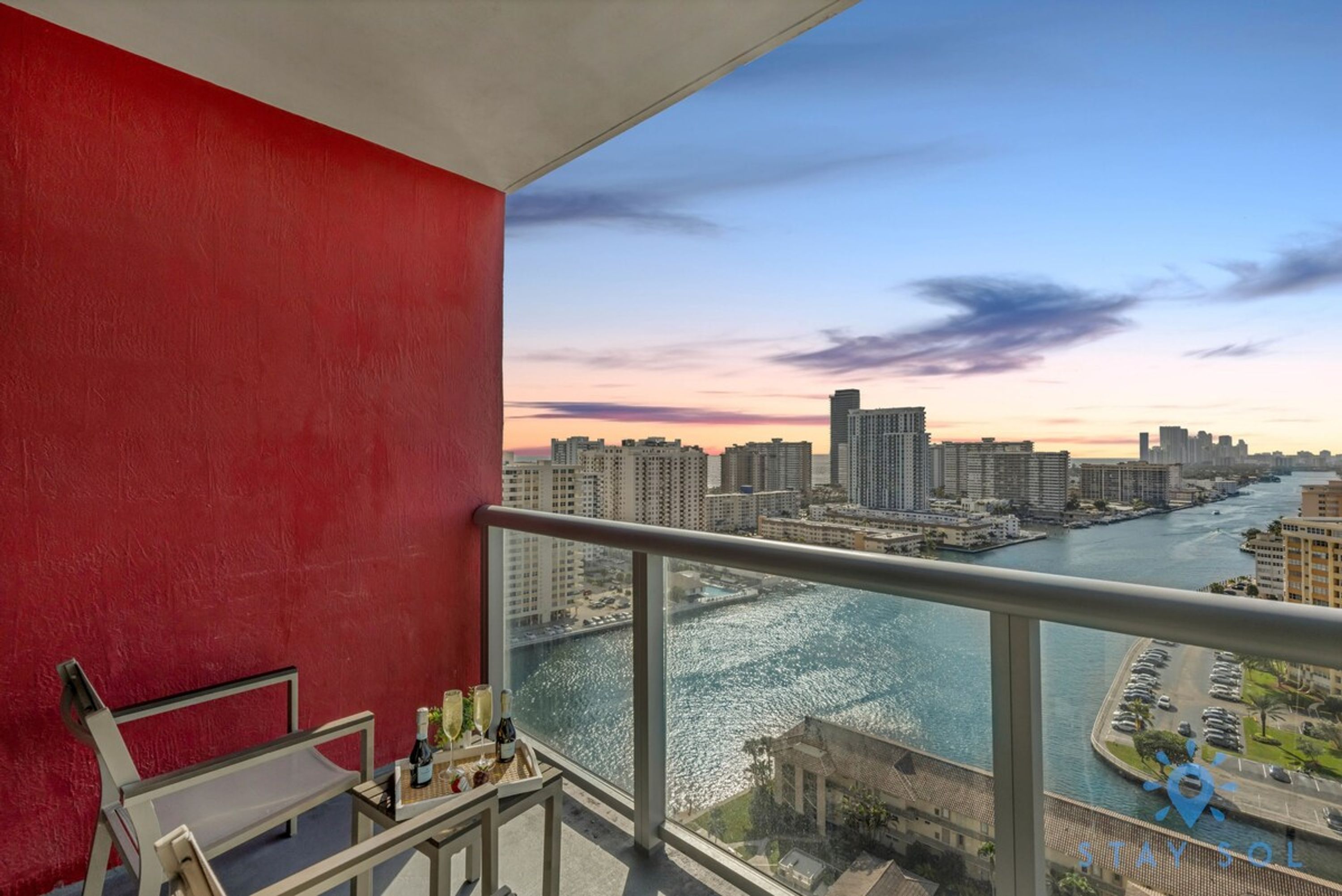Apartment with Balcony Gym Pool — 4-Star Luxury Hotel in Hallandale Beach, United States