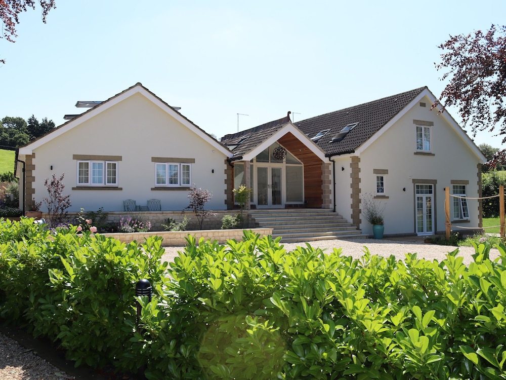 Leafield House Nables Farm — 4-Star Luxury Hotel in Chippenham, United Kingdom