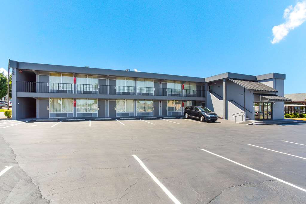 Econo Lodge Gallatin Metro Nashville - photo 2