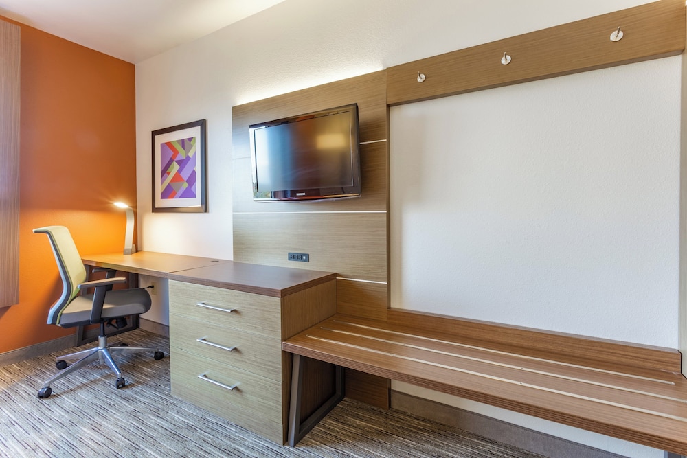 Holiday Inn Express Hotel & Suites Rockford Loves Park by IHG - photo 17