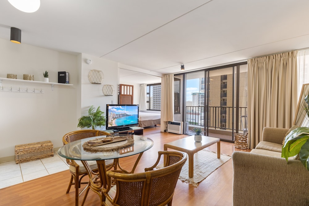 Spacious and Comfortable Ocean View Waikiki Banyan Condo FREE Parking by Koko Resort Vacation Rentals - featured photo