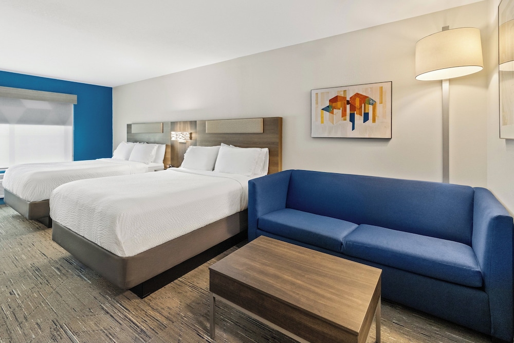 Holiday Inn Express and Suites Fairmont by IHG - photo 24