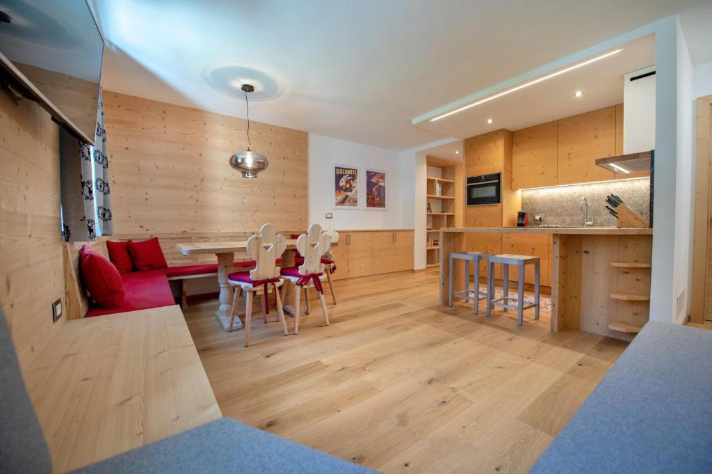 Apartments Alpen Domus — 4-Star Luxury Hotel in Selva, Italy