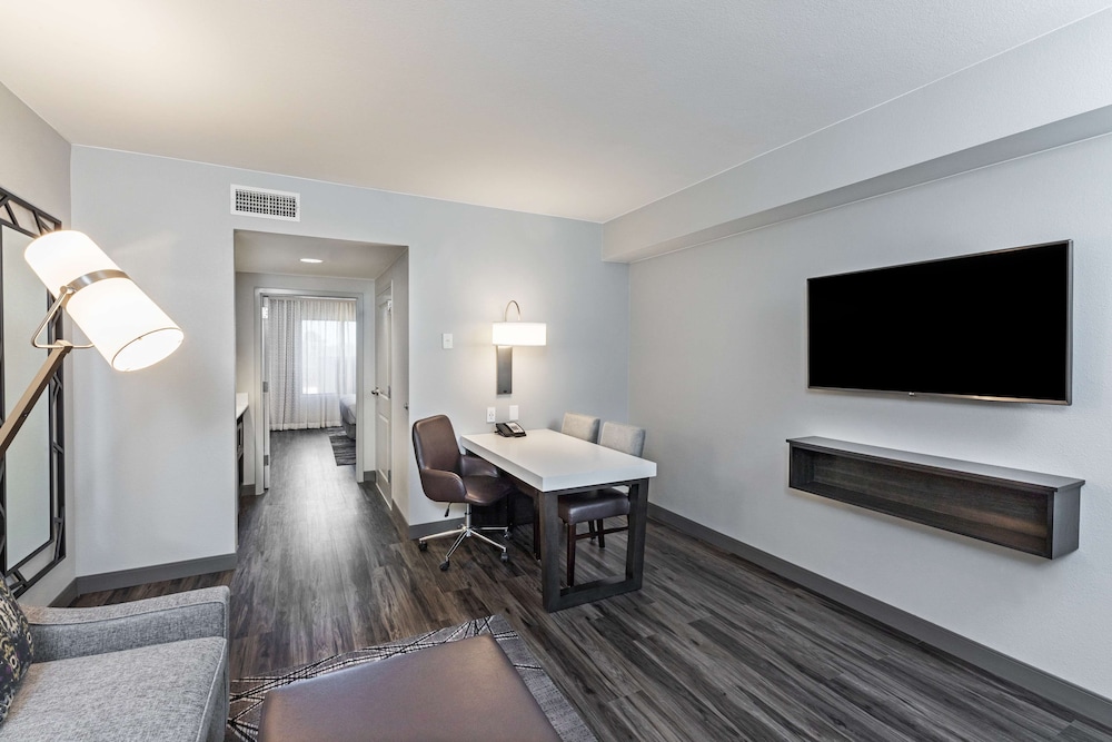 Embassy Suites by Hilton Houston Energy Corridor - photo 10