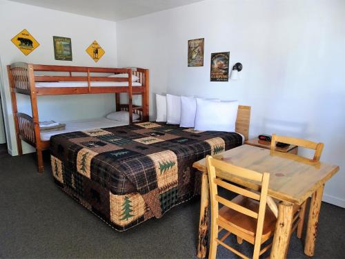 Eagle's Nest Motel - photo 8