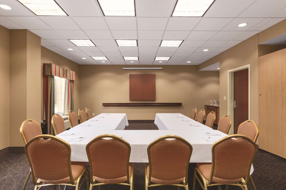 Hampton Inn & Suites Greenfield - photo 41