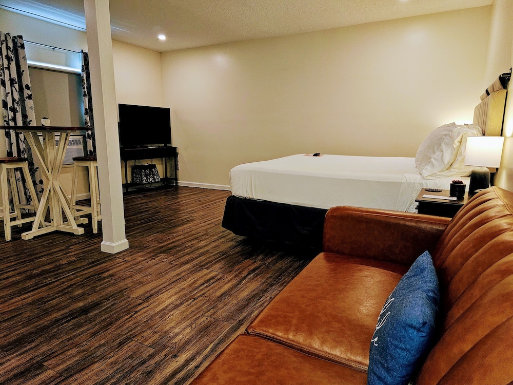 The Honey Bee Motel - photo 14