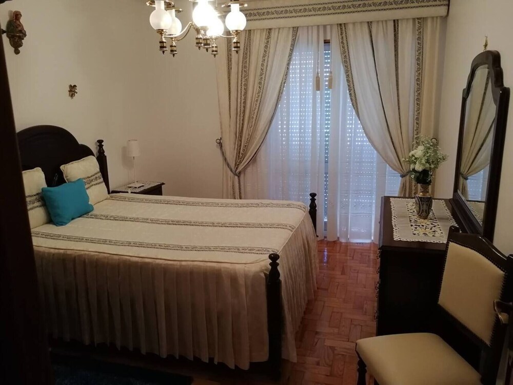 2 Bed Flat Sleeps 5 Parking Wifi — 4-Star Luxury Hotel in Nazare, Portugal