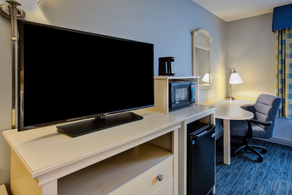 Hampton Inn & Suites Cape Cod West Yarmouth - photo 12