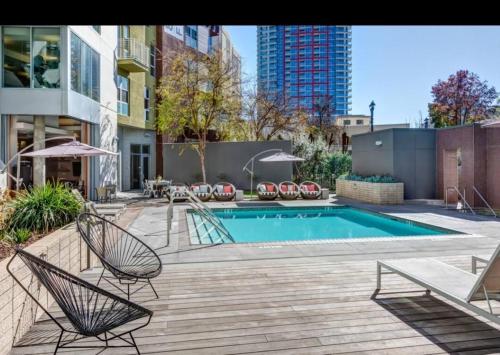 Modern 2BR Near Petco Park & Convention Center — 4-Star Luxury Hotel in San Diego, United States