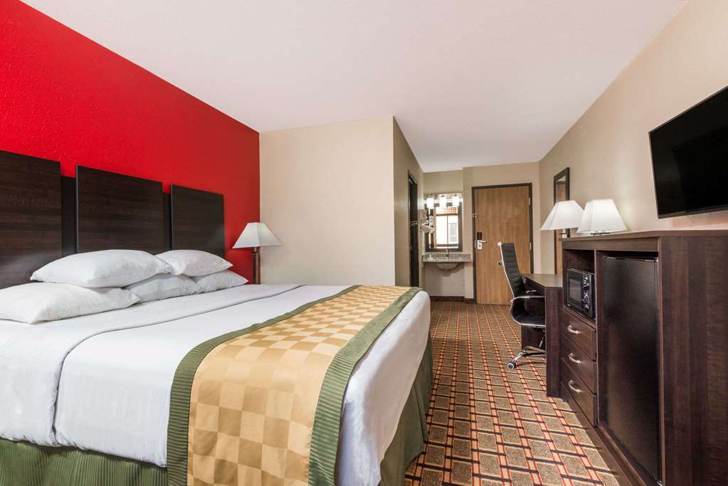 Days Inn by Wyndham Muncie Ball State University - photo 12