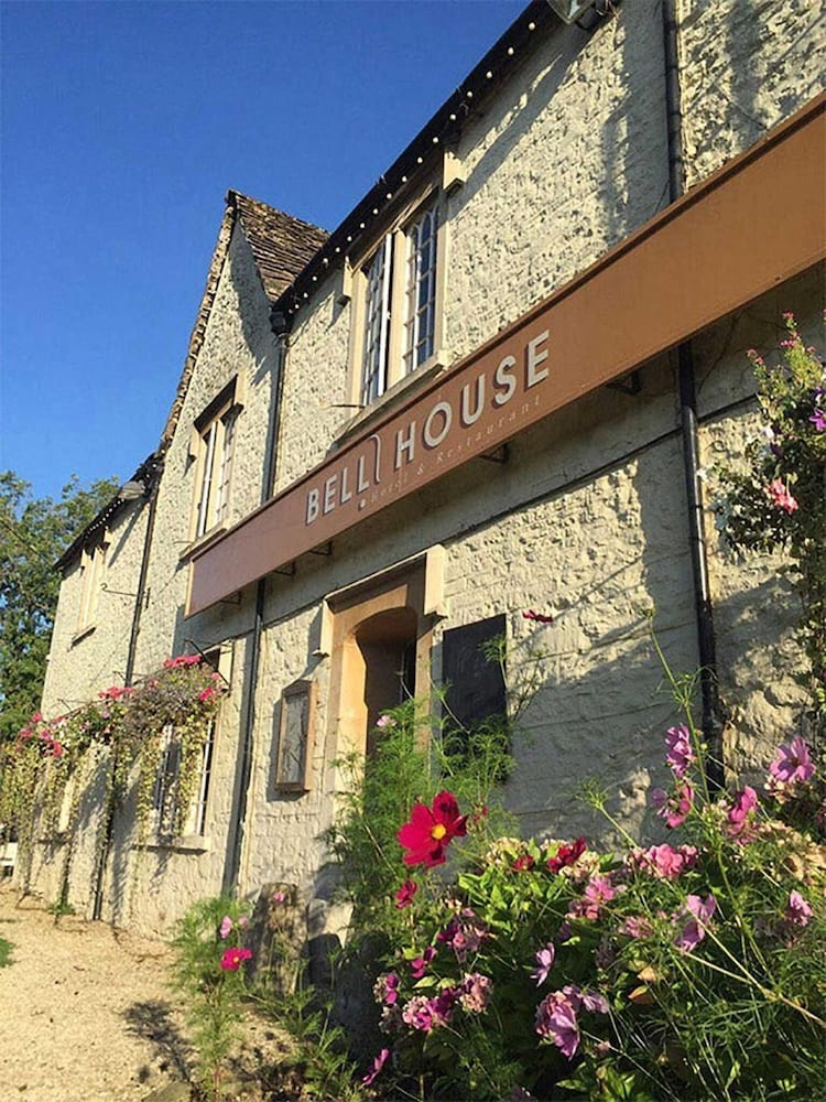 Bell House Hotel & Restaurant - carbon neutral hotel in Chippenham