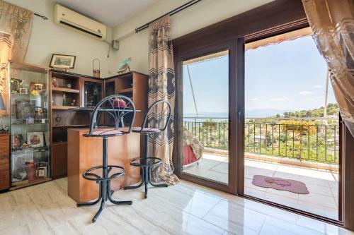 Peaceful Hilltop Apartment With Balcony Sea View — 4-Star Luxury Hotel in Chalkida, Greece