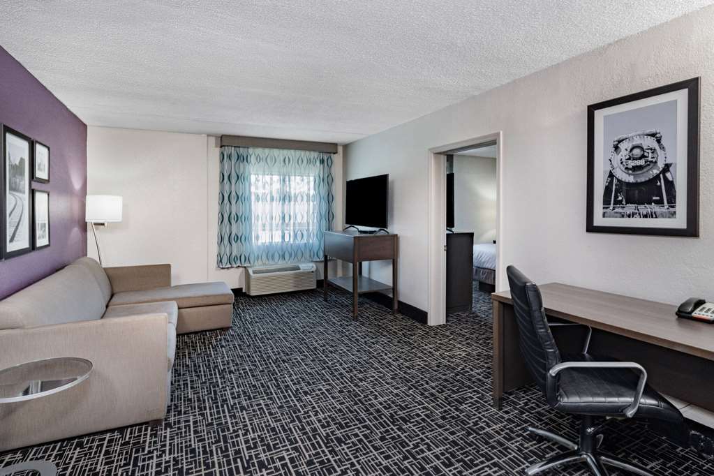 La Quinta Inn & Suites by Wyndham Chattanooga East Ridge - photo 28